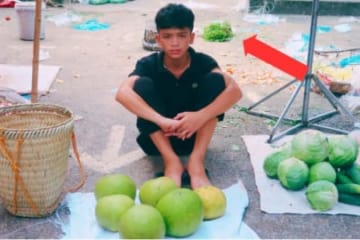 Orphan boy Life is difficult, Harvesting Grapefruit to sell at the market, Playing football
