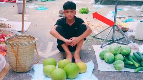 Orphan boy Life is difficult, Harvesting Grapefruit to sell at the market, Playing football