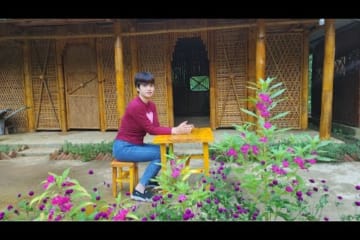 Make a wooden dining table in a bamboo house in the middle of the forest