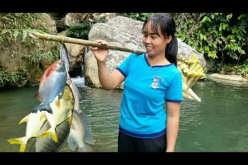 weaving bamboo baskets to trap fish and pick bamboo shoots