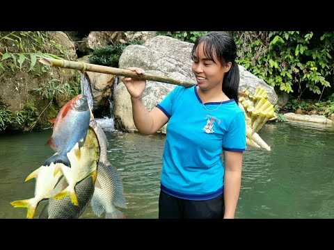 weaving bamboo baskets to trap fish and pick bamboo shoots