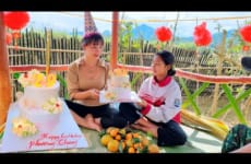 Happy birthday to single mother Phuong Thuy, Harvesting tomatoes with her daughter