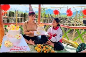 Happy birthday to single mother Phuong Thuy, Harvesting tomatoes with her daughter